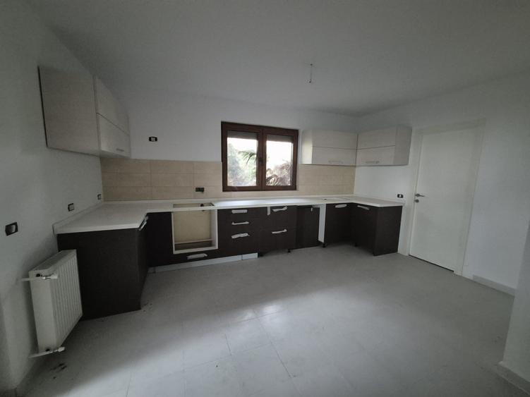 Casa 3 camere de vanzare in Curtea Domneasca