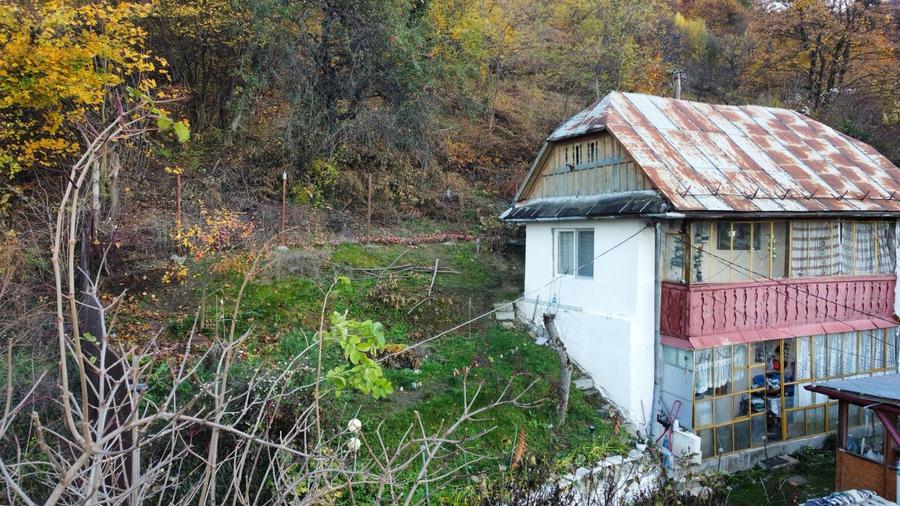Vand casa renovabila cu teren de 345 mp in Schei