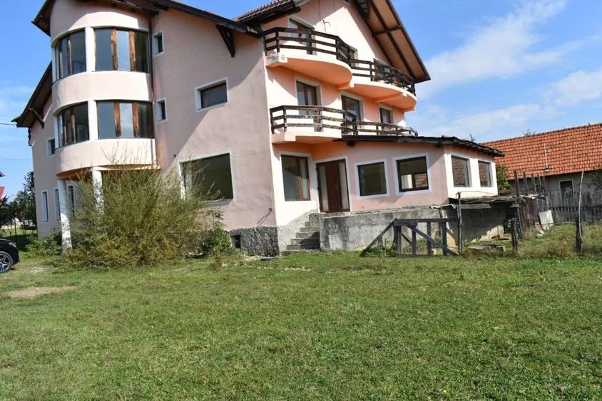 Pensiune/casa cu mai multe utilitati de vanzare, in Bran-Predelut