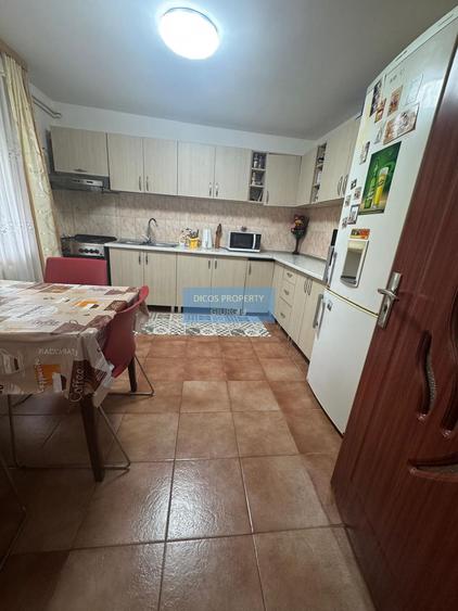 Casă de vânzare pe strada Sabarului