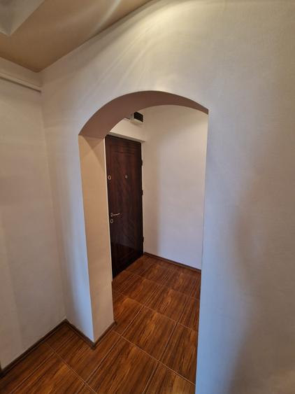 Vest se vinde apartament decomandat doua camere pret 81000 euro negociabil.