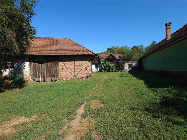 Teren intravilan si cladiri in Lunca