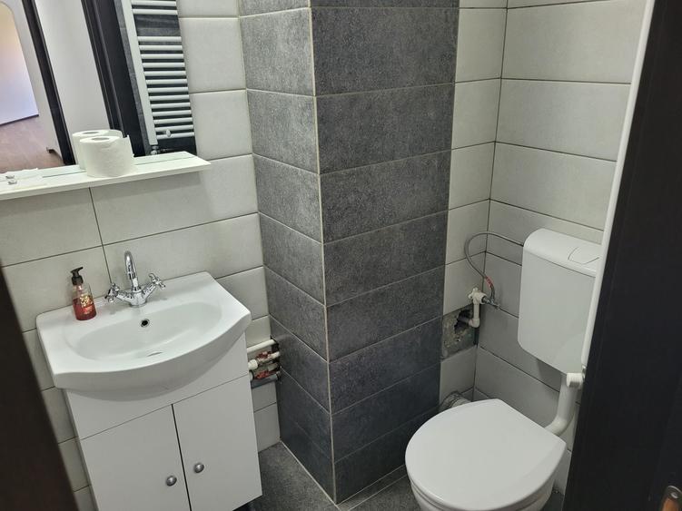 Apartament 4 camere bld Uniri Fintini renovat nemobilat ,ptr sediu punct lucru