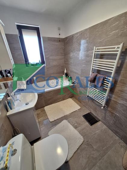 3 cam. 70 mpu, decomandat, 2 bai mari, 3 terase 10 mp, loc de parcare, centrala - 12