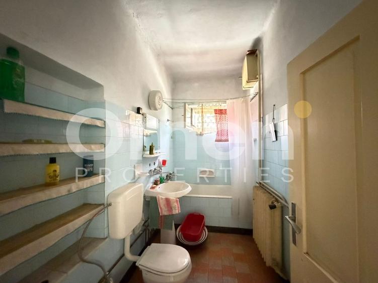 Casa de vanzare cu 446 mp teren si garaj, situata in zona centrala