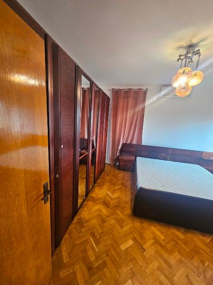 Ofer spre inchiriere apartament cu 3 camere