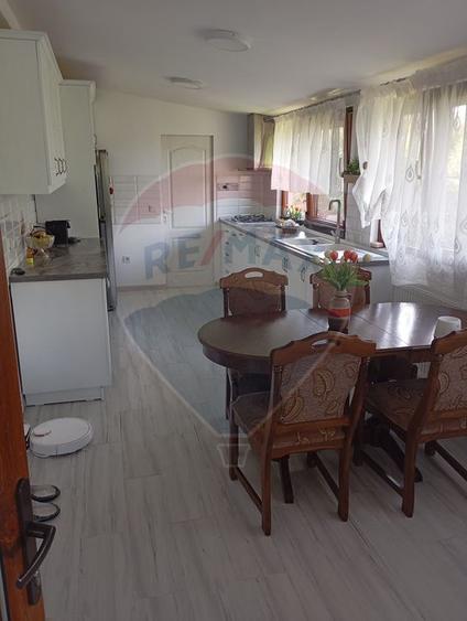 Casă / Vilă cu 7 camere de vânzare