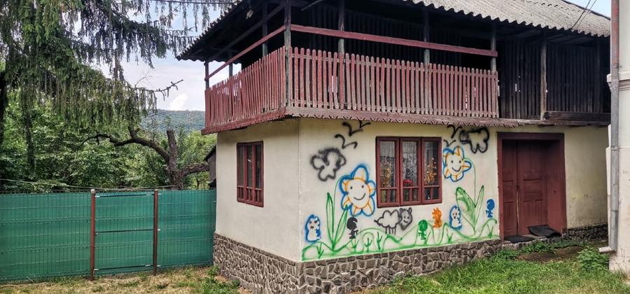 Vand casa la curte cu 2 cladiri anexe si teren
