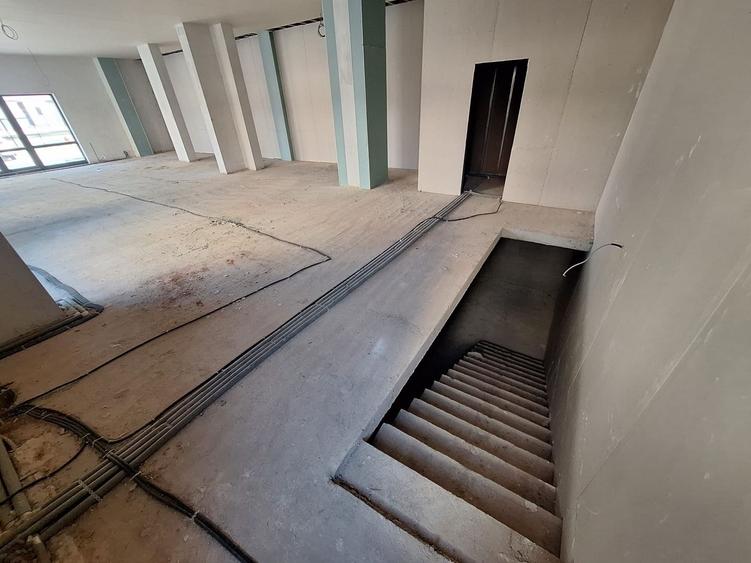 Spatiu Comercial - Bloc Nou - Stradal - 280 mp - 3 parcari