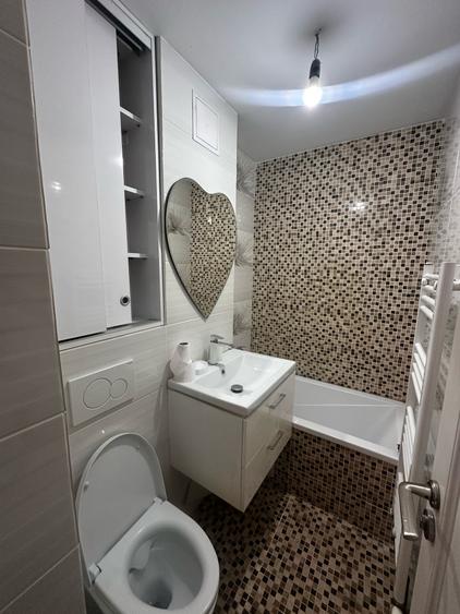 Apartament cu 3 camere, etaj 2/4, zona Mircea cel Batran