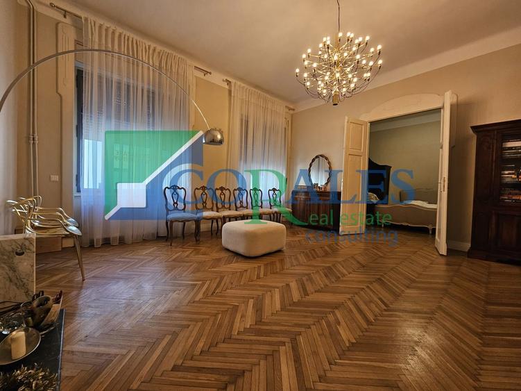 Piata Unirii! Cladire renovata!. Vedere pe pietonala! Lift!