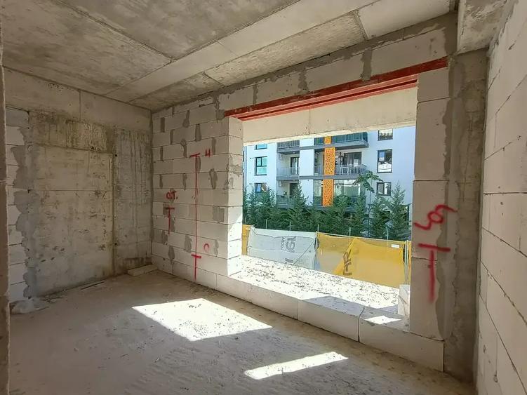 Garsonieră spațioasă cu bucătărie separată și balcon
