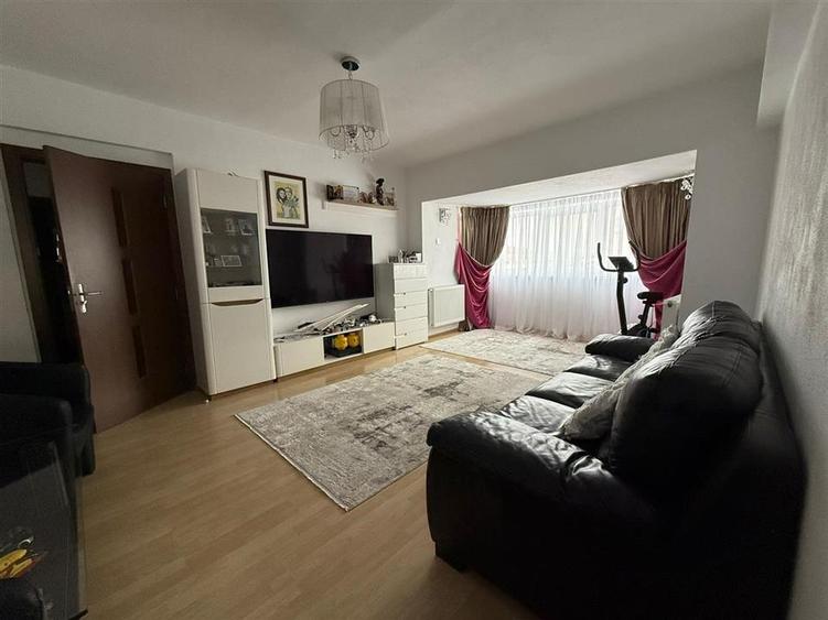 Apartament decomandat cu 3 camere si 2 bai in Turnisor