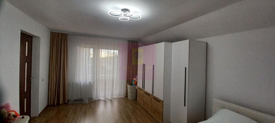 Săbăreni, casă 2009, P+1, terasă, garaj, curte 315 mp