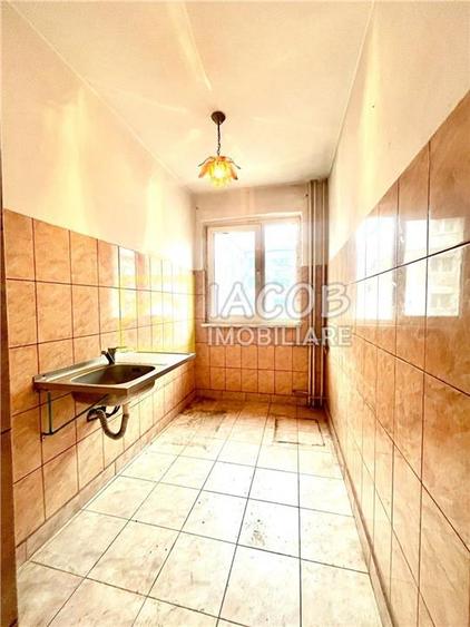 Apartament 3 camere, str. Stadionului, etaj 2