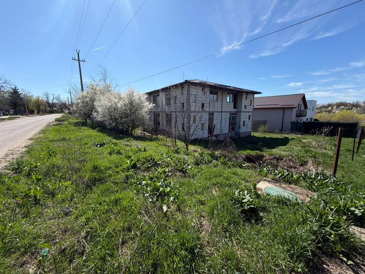 Vila individuala la roșu- teren 500 mp - vecinătate lac str Orhideelor