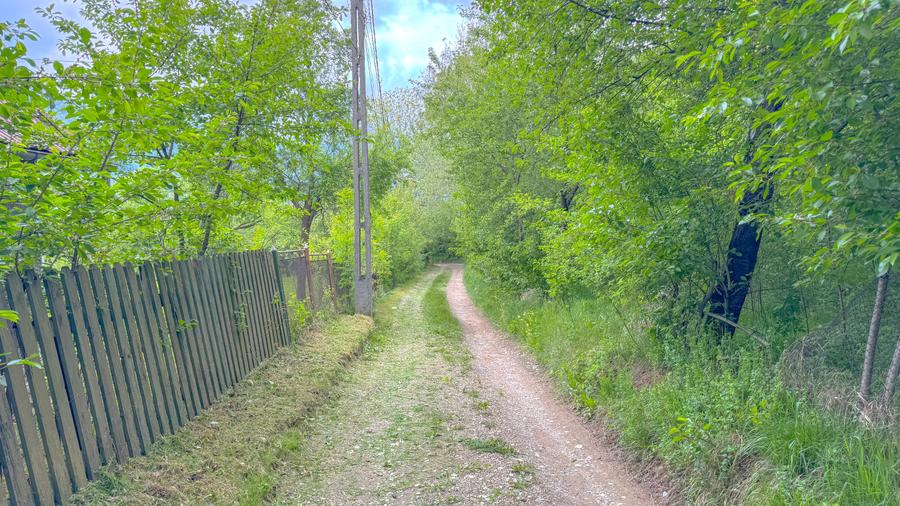 Teren 1500mp, intravilan cu utilitati, in proximitatea complexului Vila Bran