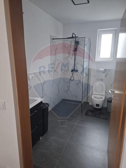 Apartament cu 3 camere de închiriat