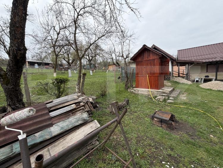 Casă cu 3 camere în suprafață de 80 mp și un teren de 2000 mp