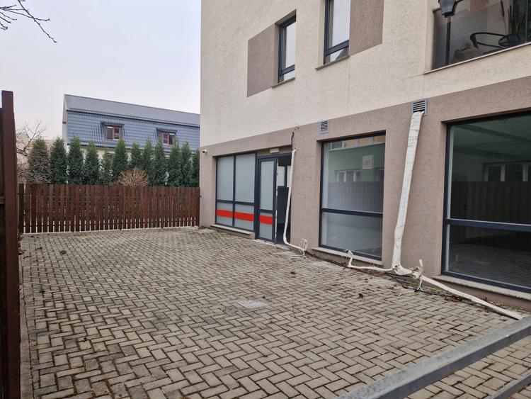 Spaciu comercial parter , bloc nou , 440 mp +Terasa si Locuri Parcare .