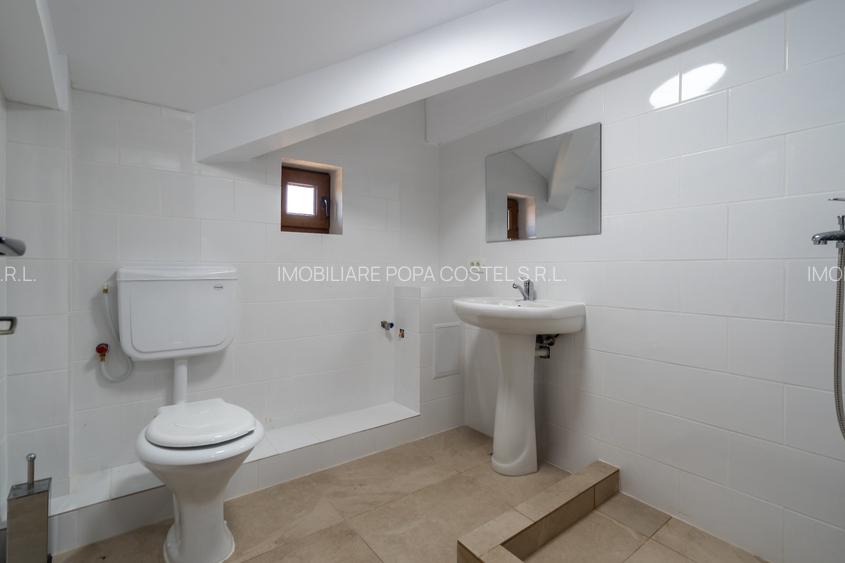 Otopeni central - Calea Bucurestilor (DN1) vila P+2 cu 7 camere 6 bai, parcare