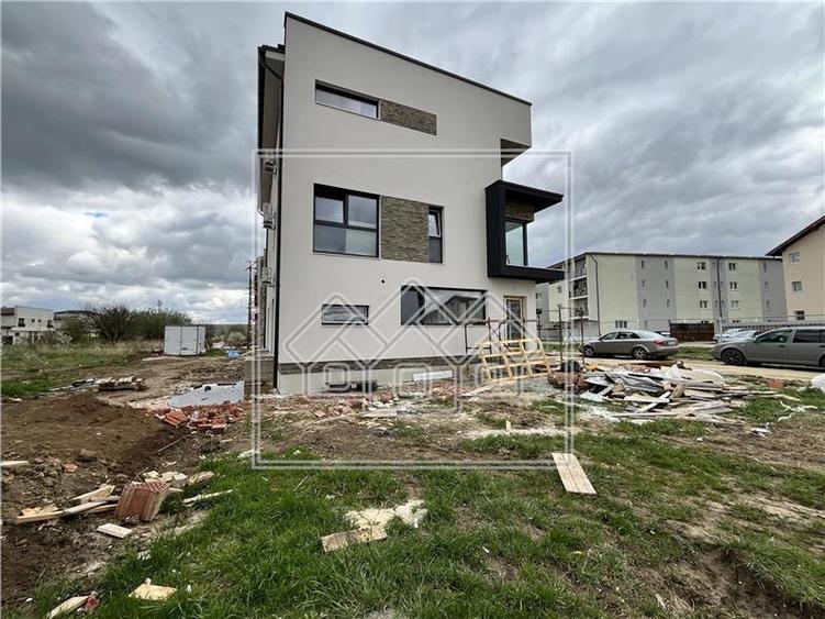 Casa tip duplex in Selimbar, 4 camere, terasa mare, teren 214 mp