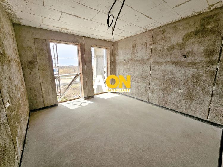 Apartament cu 3 camere, 2 bai, curte proprie, parcare si boxa 40 mp