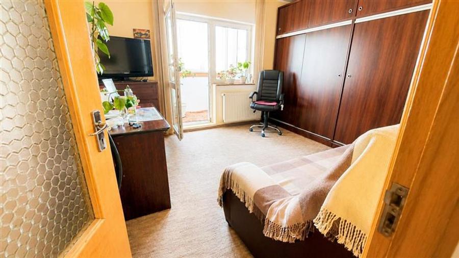 Apartament 3 camere decomandat,2 bai,etaj 5/8  78 mp 2 balcoane, zona Vlahuta-Ge