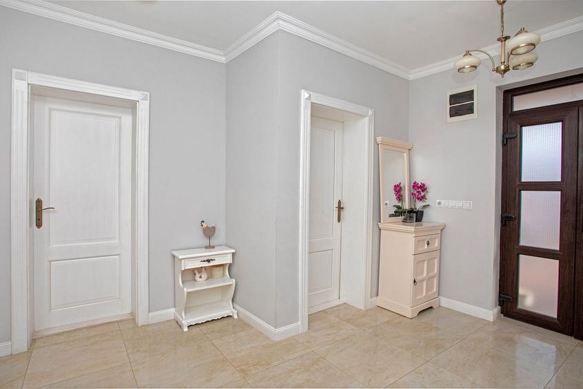 Vilă P+M, Clujului, 190 mp, teren 520 mp, singur în curte. 225 000 E