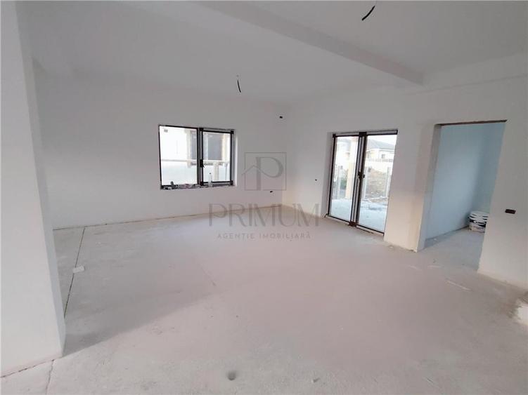 Duplex spatios - asfalt in lucru - toate utilitatile