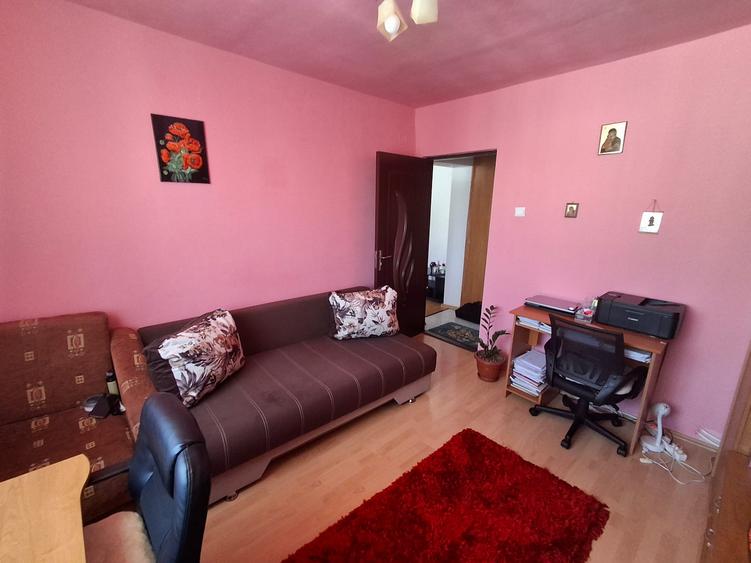 Apartament cu doua camere semidecomandat finisat si mobilat etajul 4 cu pod