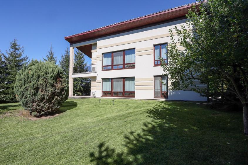 Casă deosebită de vânzare în Sânpetru | Teren 1400 mp
