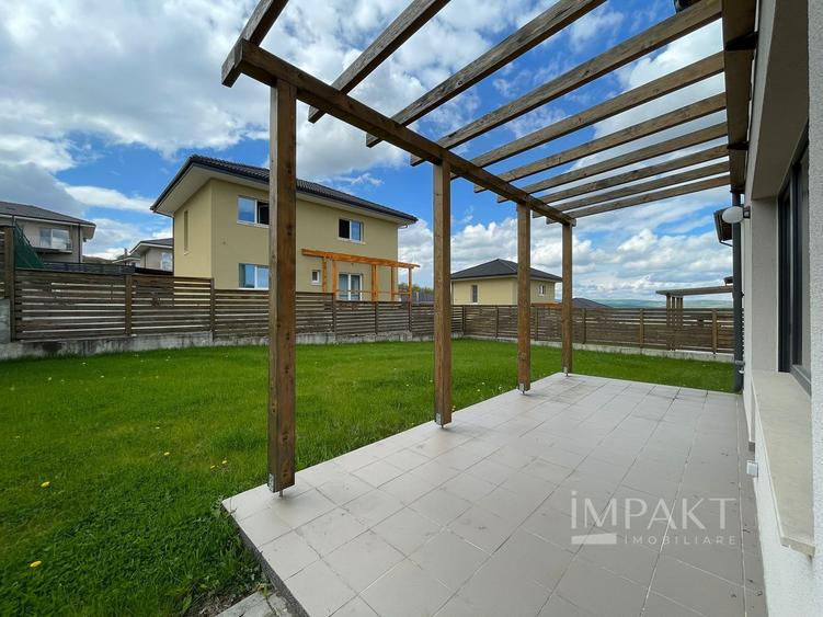 Casă / Vilă cu 4 camere de închiriat - Dezmir