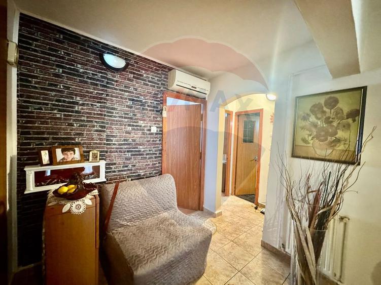 Apartament cu 4 camere de vânzare în zona Craiovita Noua