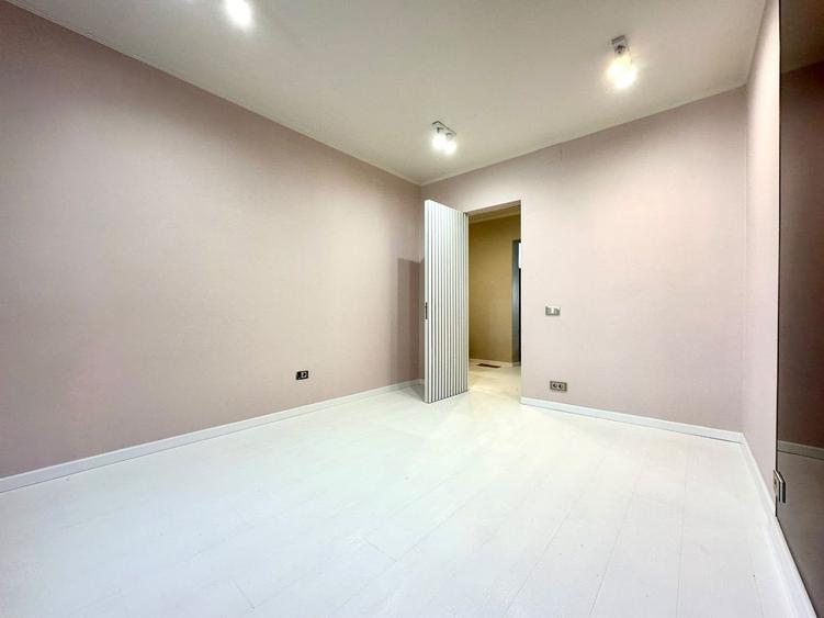 STADION, 3 CAMERE, 77 MP ,LIBER, PRET 225000 EURO
