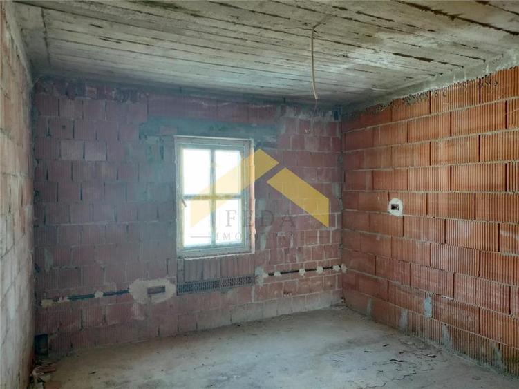 Casa la gri de vanzare in localitatea Fantanele