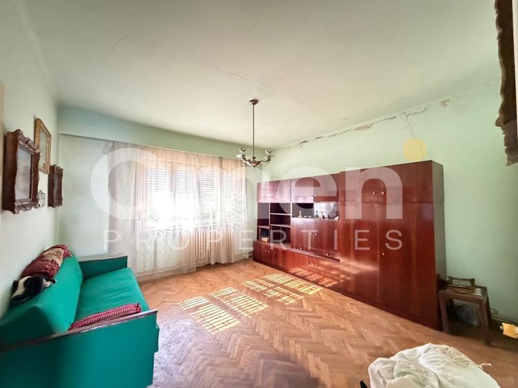 Casa de vanzare cu 446 mp teren si garaj, situata in zona centrala