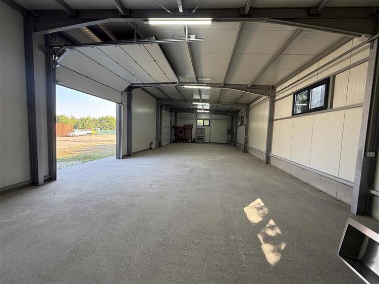 Aeroportului. Hala, birouri, platforma betonata, 2411 mp.