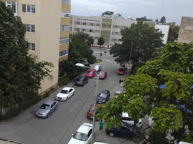 Apartament cu 3 camere de vanzare.