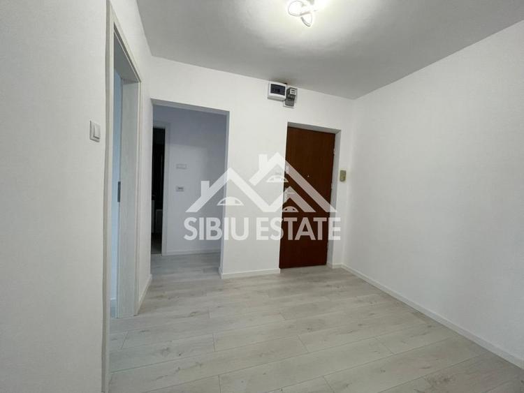 Apartament decomandat cu 2 camere, balcon, etaj 3, recent renovat, -Sibiu