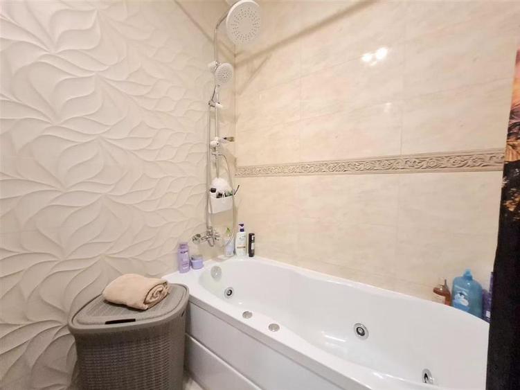 Apartament decomandat 3 camere 2 balcoane si parcare subterana in Turnisor