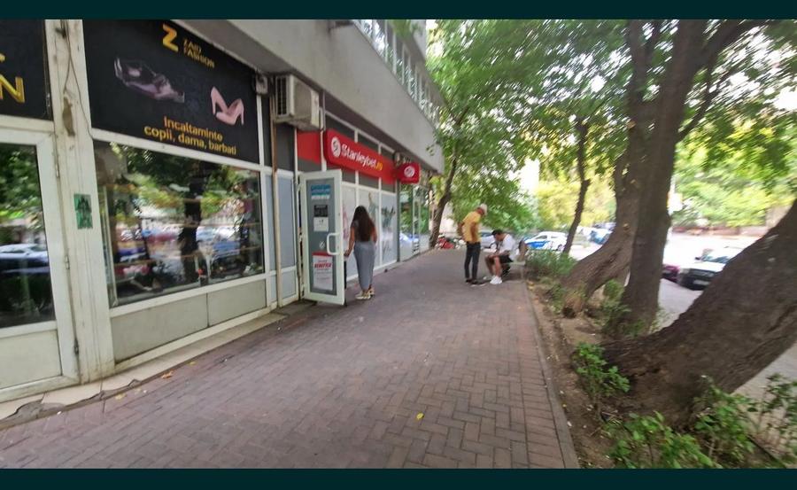 Vitan- Mall Auchan- suprafata 428 mp - pret 795 .000 euro+- chirias pe 5 ani