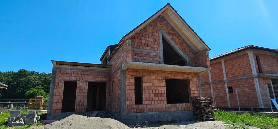 DE VÂNZARE CASĂ PREMIUM – CORUNCA, VALEA IUBIRII