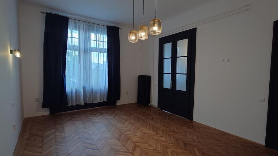 Apartament ultracentral, 80 mp utili, 3 camere, locuita sau birou!
