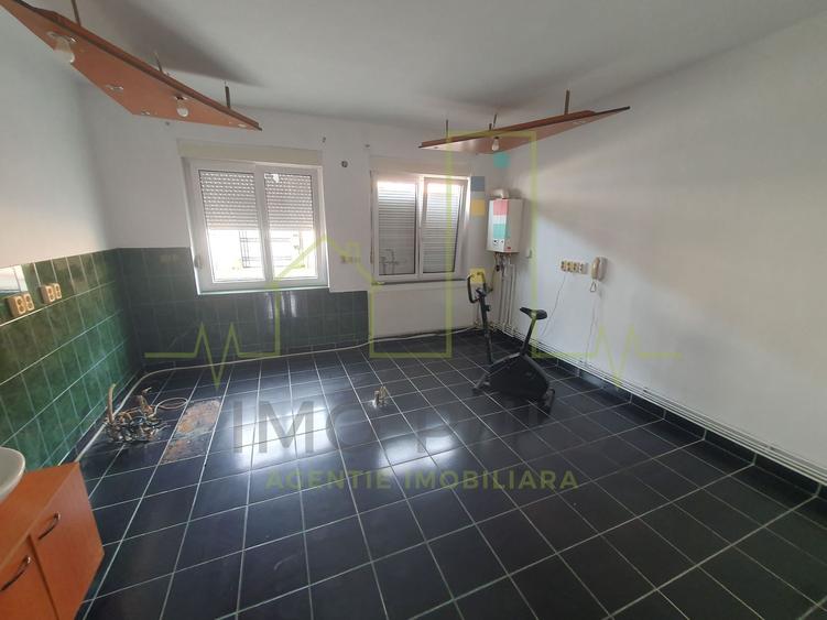 Casa individuala. 2 fronturi de pe 2 strazi (fata-spate)