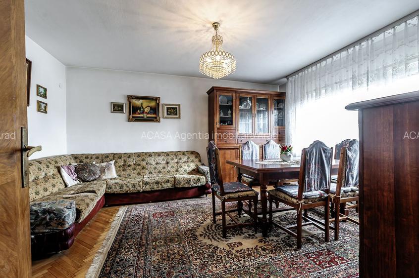 Casă din cărămidă cu 8 camere – zonă liniștită, LIPOVA