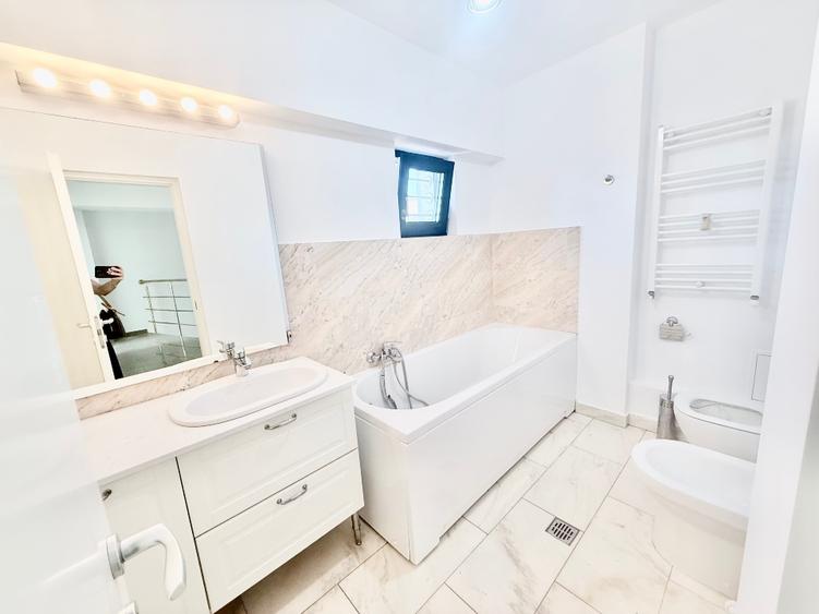 PROPRIETAR închiriez 4 camere duplex