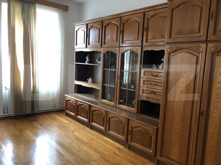 Casa de vanzare, cu 7 camere, 350 mp u & 2850 mp teren