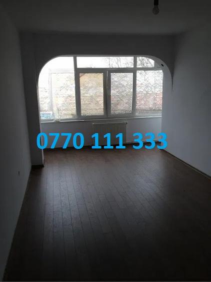 - Apartament 3 camere zona Calarasilor, etaj intermediar, balcon 12mp