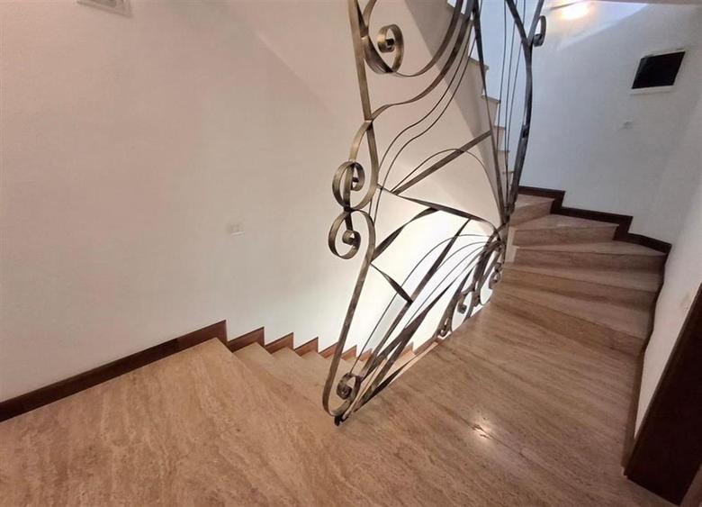 Casa de lux cu 4 camere garaj in zona Tilisca